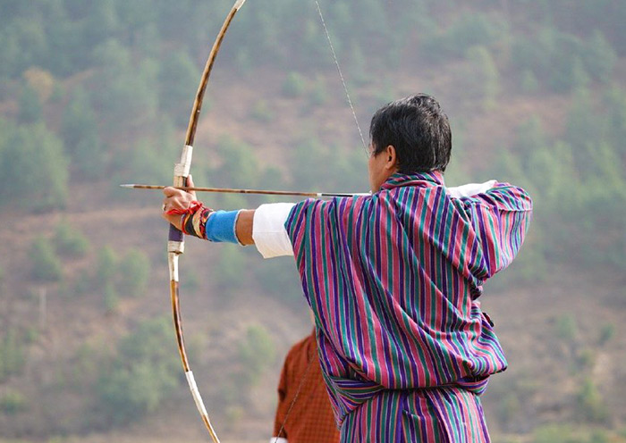 Erleben Sie eine traditionelle bhutanische Aktivität: Bogenschießen