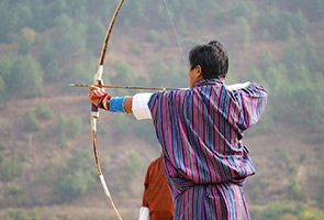 Traditionelles Bogenschießen in Bhutan