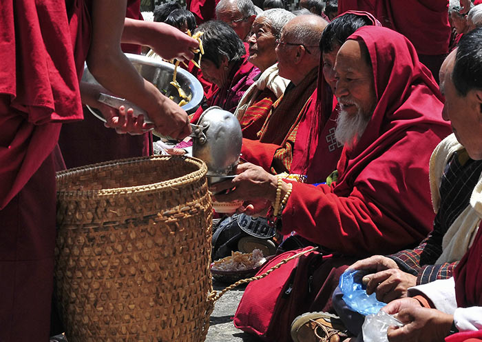 Der geschäftige Wochenendmarkt von Thimphu