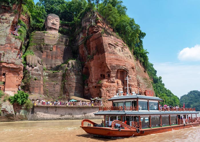 Die Besichtigung des Leshan Giant Buddha von einem Boot aus