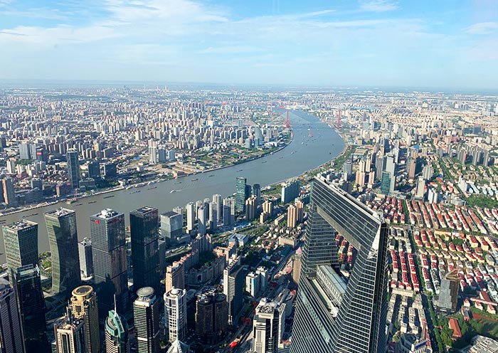 Der majestätische Shanghai Tower in der Skyline der Stadt