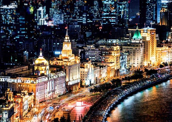 Der belebte Shanghai Bund bei Nacht